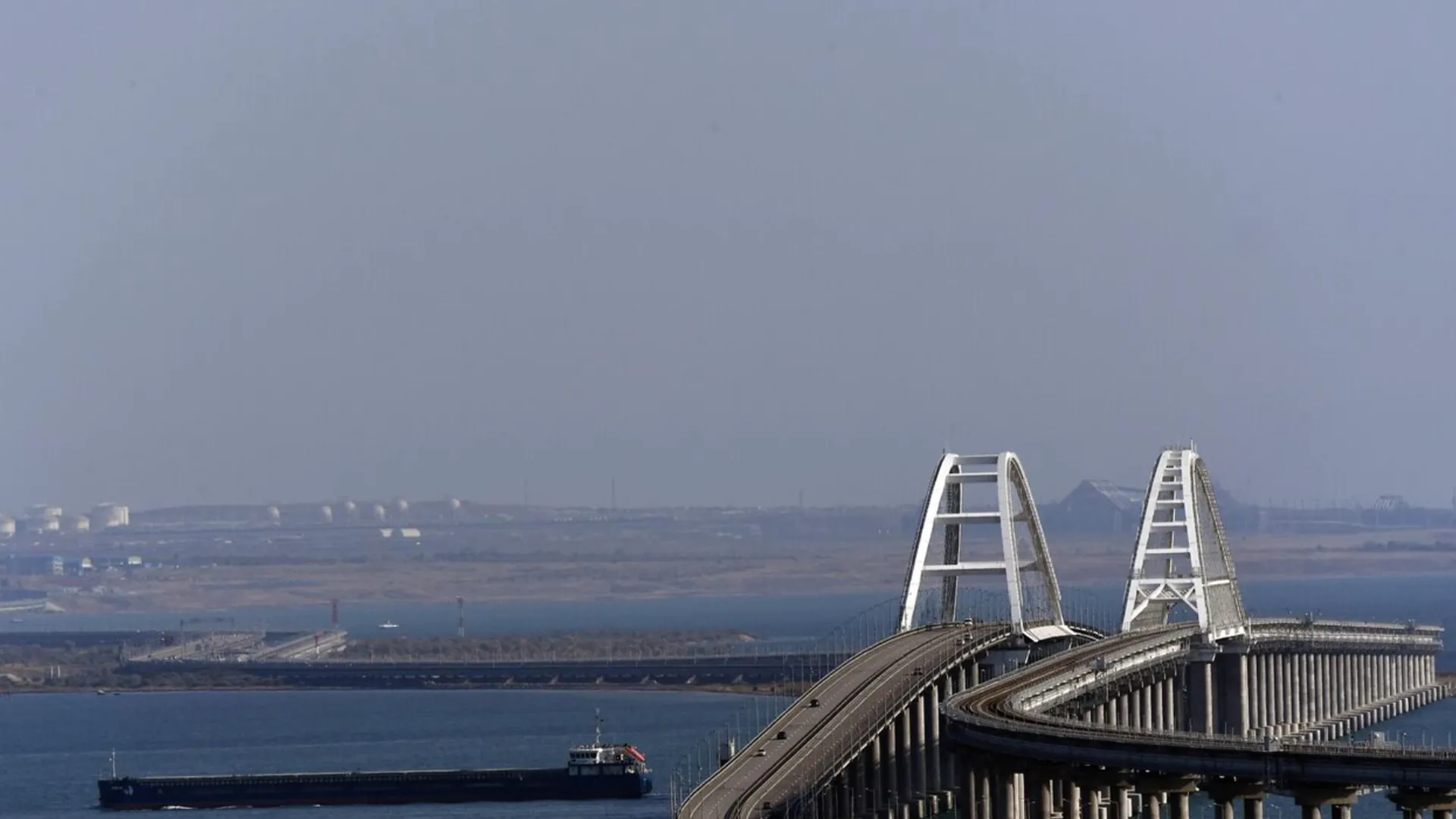 Крымский мост, на котором после ремонтных работ для проезда автомобилей открыли левую часть. Сентябрь 2023 год. Фото: Константин Михальчевский