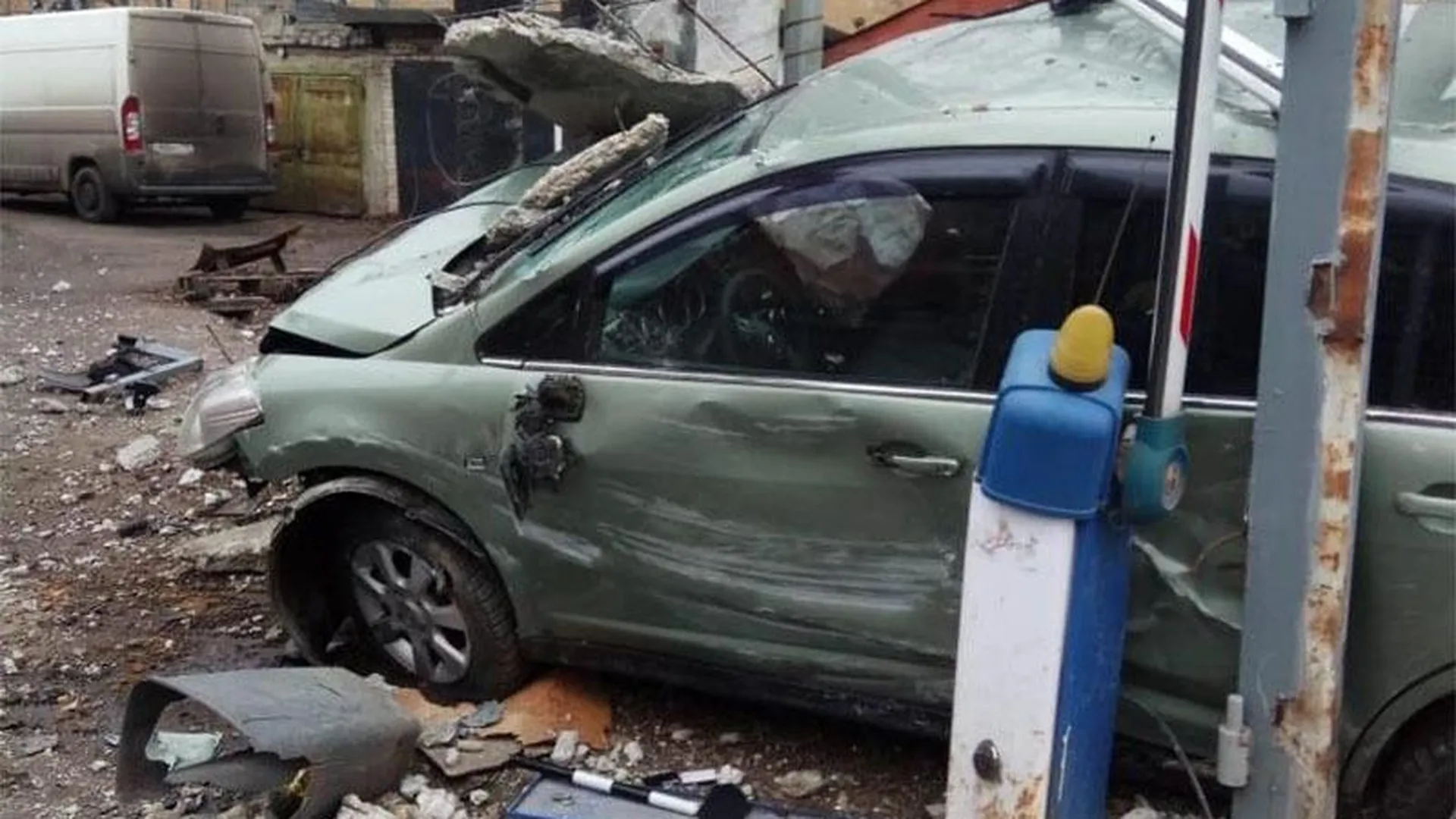 Водитель пробил бетонный забор, пытаясь объехать шлагбаум, в Балашихе