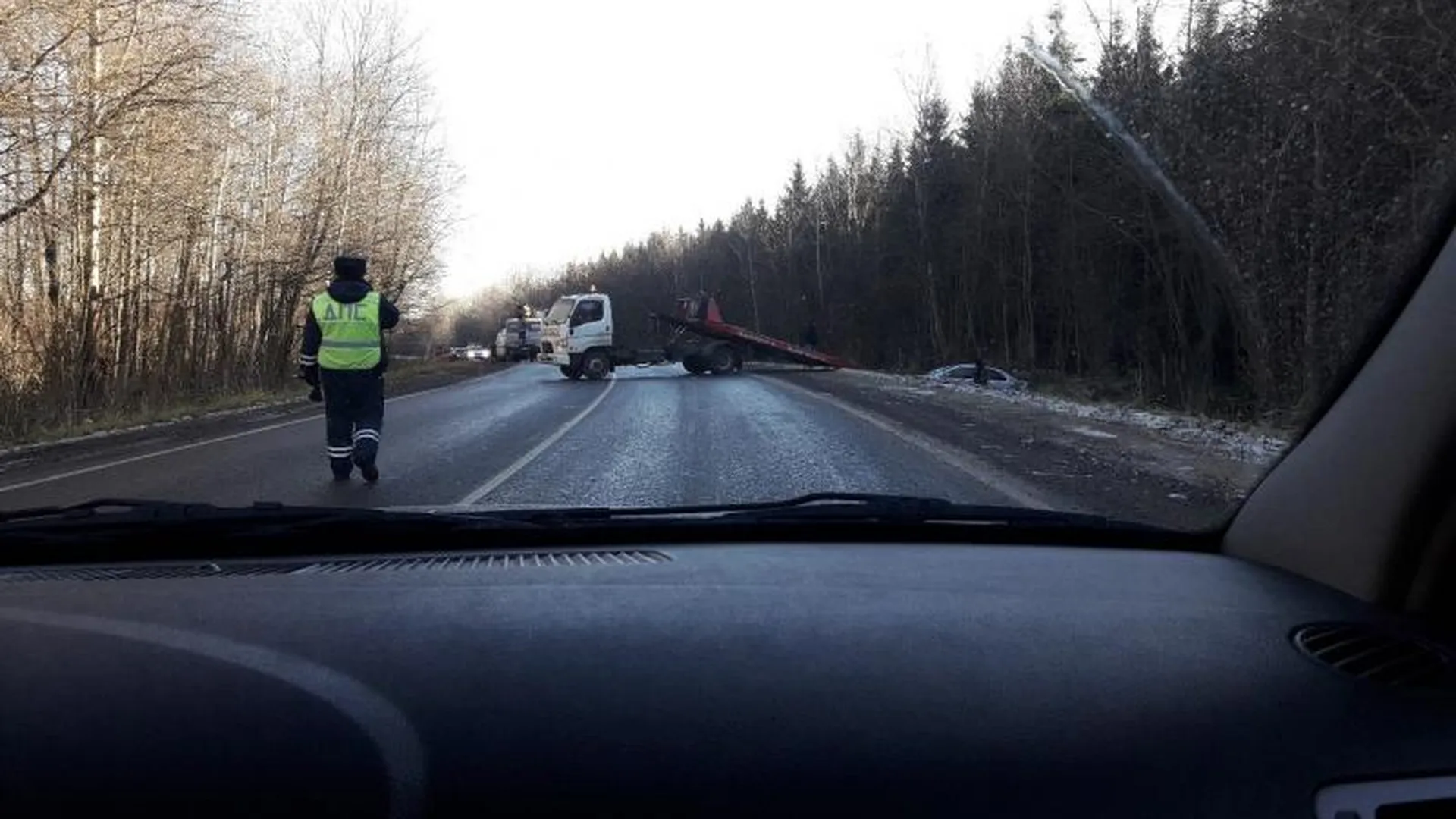 Две легковушки соскользнули в кювет с дороги из Дмитрова