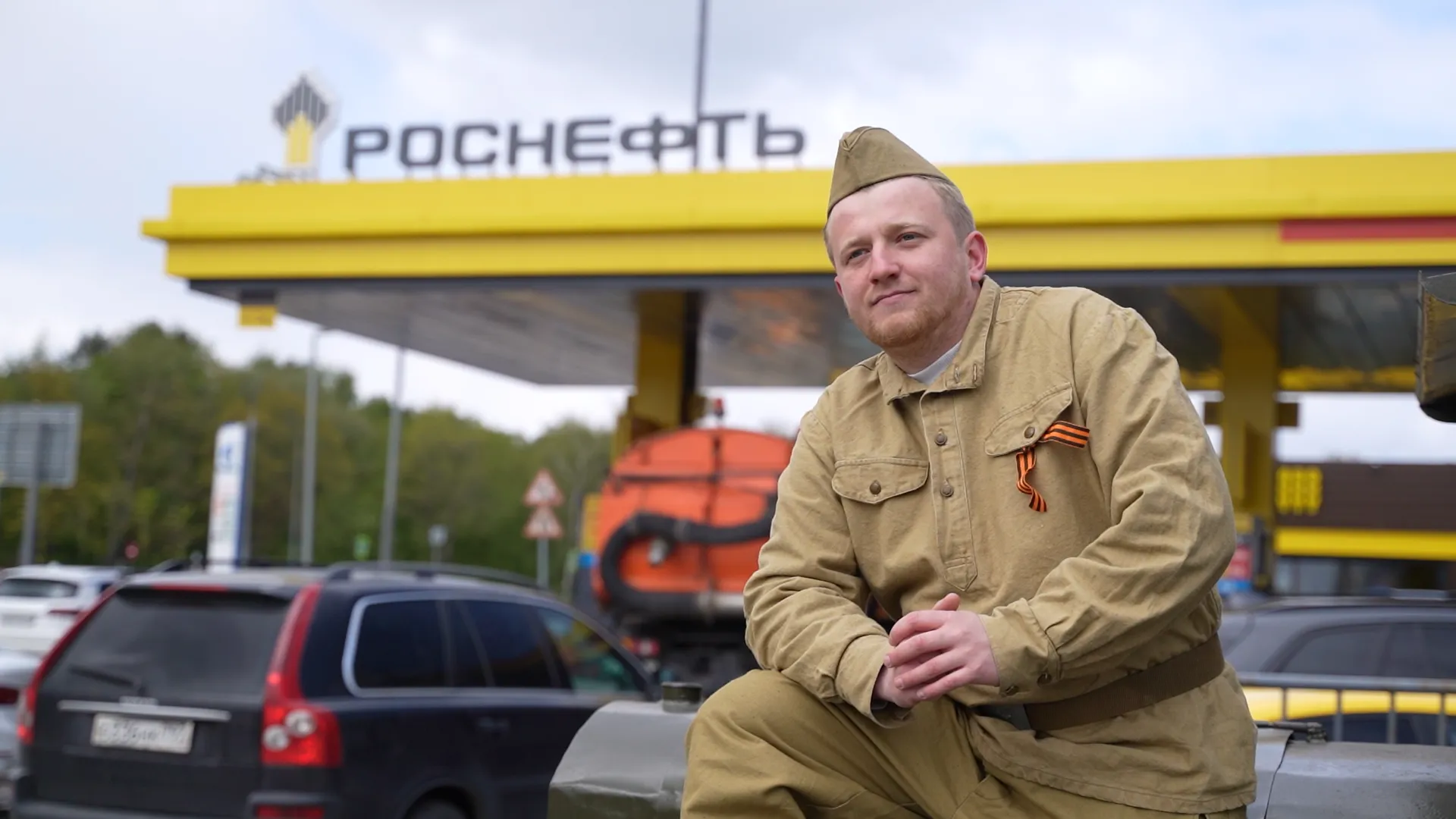 Концерт и полевая кухня: автомобилисты отметили День Победы на АЗС «Роснефти»