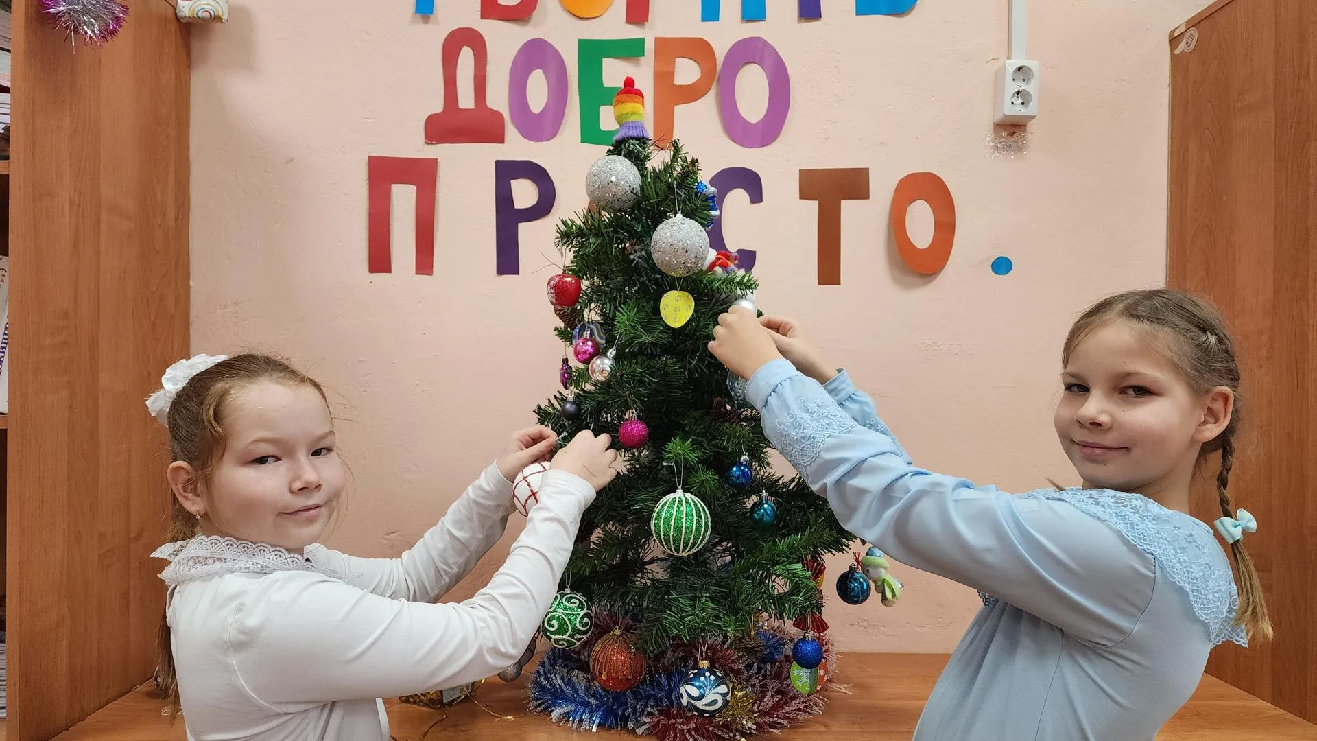 Украсить класс на новый год. Школы готовятся к новому году. Новый год в школе. Украшение школьного класса. Новый год в детском саду.