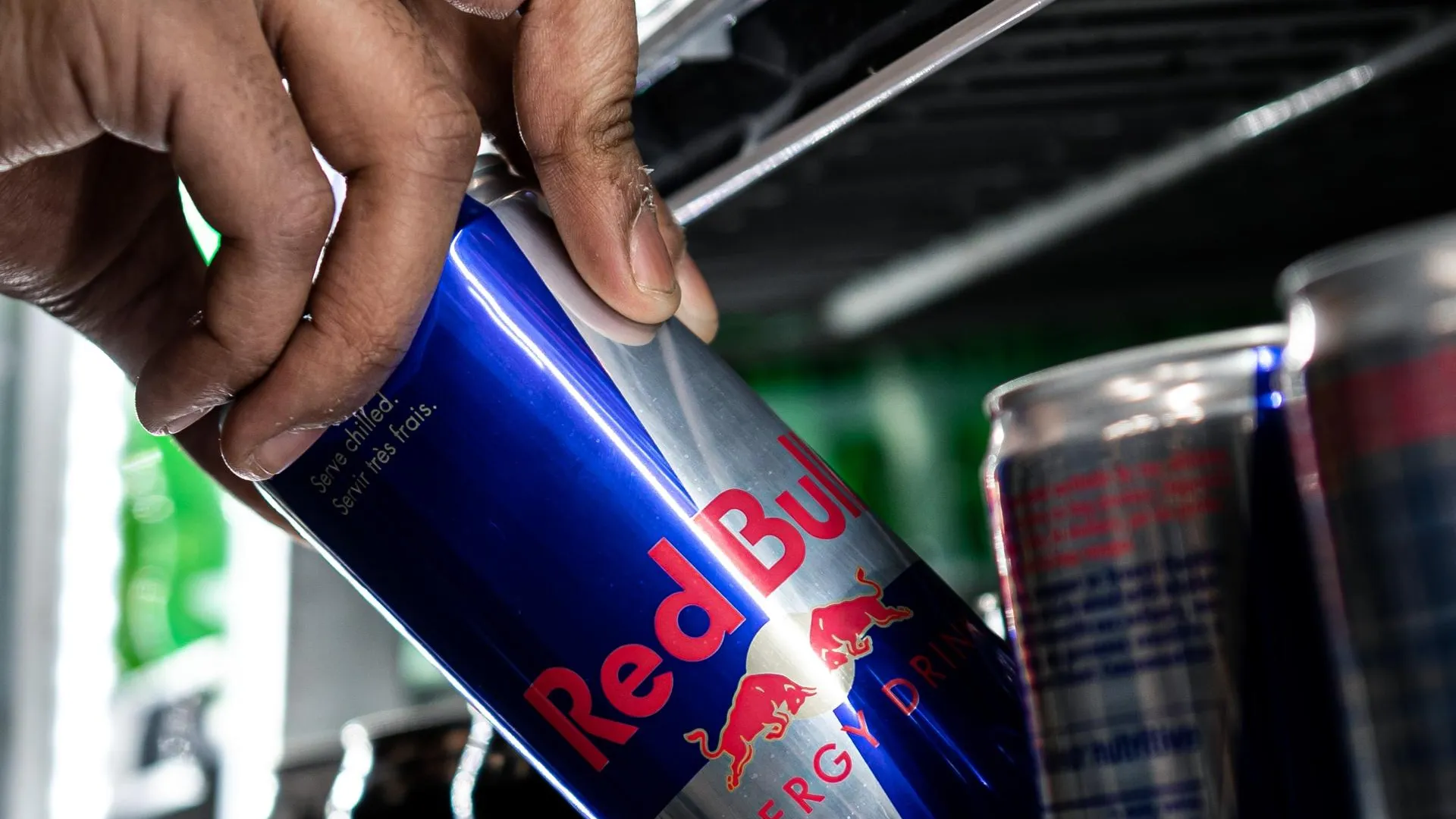 Фейк: производитель Red Bull использовал цветные точки на дне банок для различия напитков