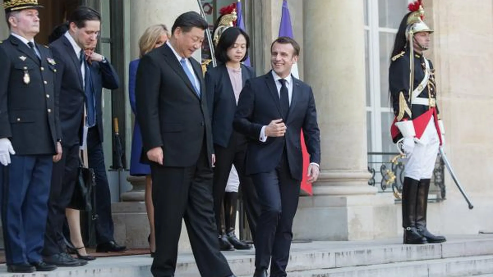 Президент Франции Эммануэль Макрон (справа) и председатель КНР Си Цзиньпин во время встречи лидеров стран ЕС и Китая в Елисейском дворце в Париже. 2019 год.