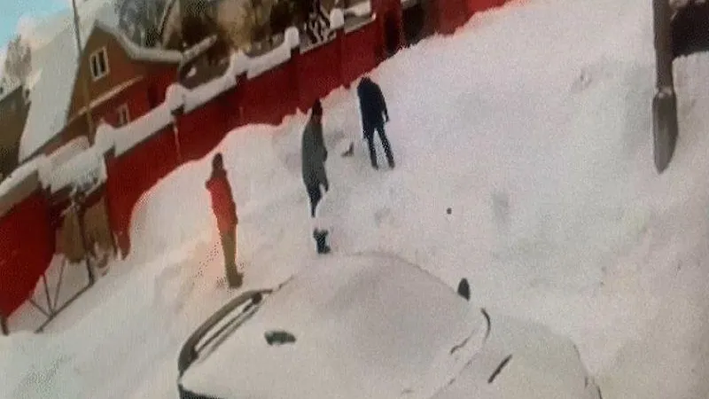 Жители Орехово-Зуева, воюющие с соседями, перебросили кучу снега на их участок