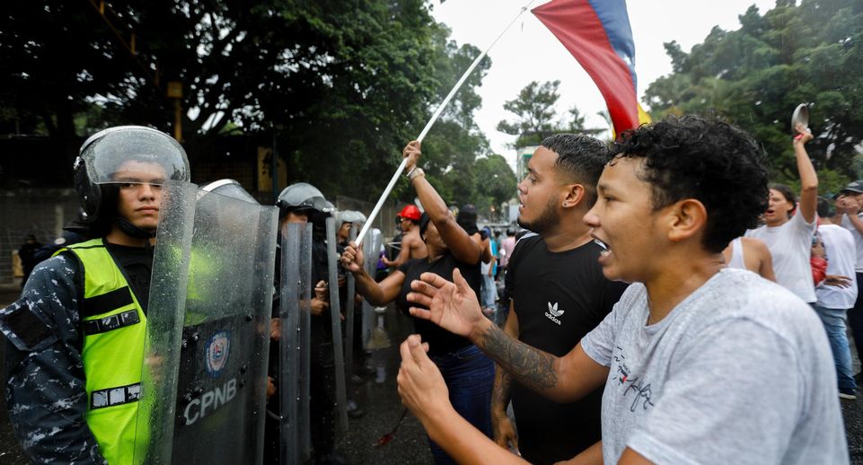 Минэкономразвития посоветовало россиянам избегать выхода на улицы в Венесуэле