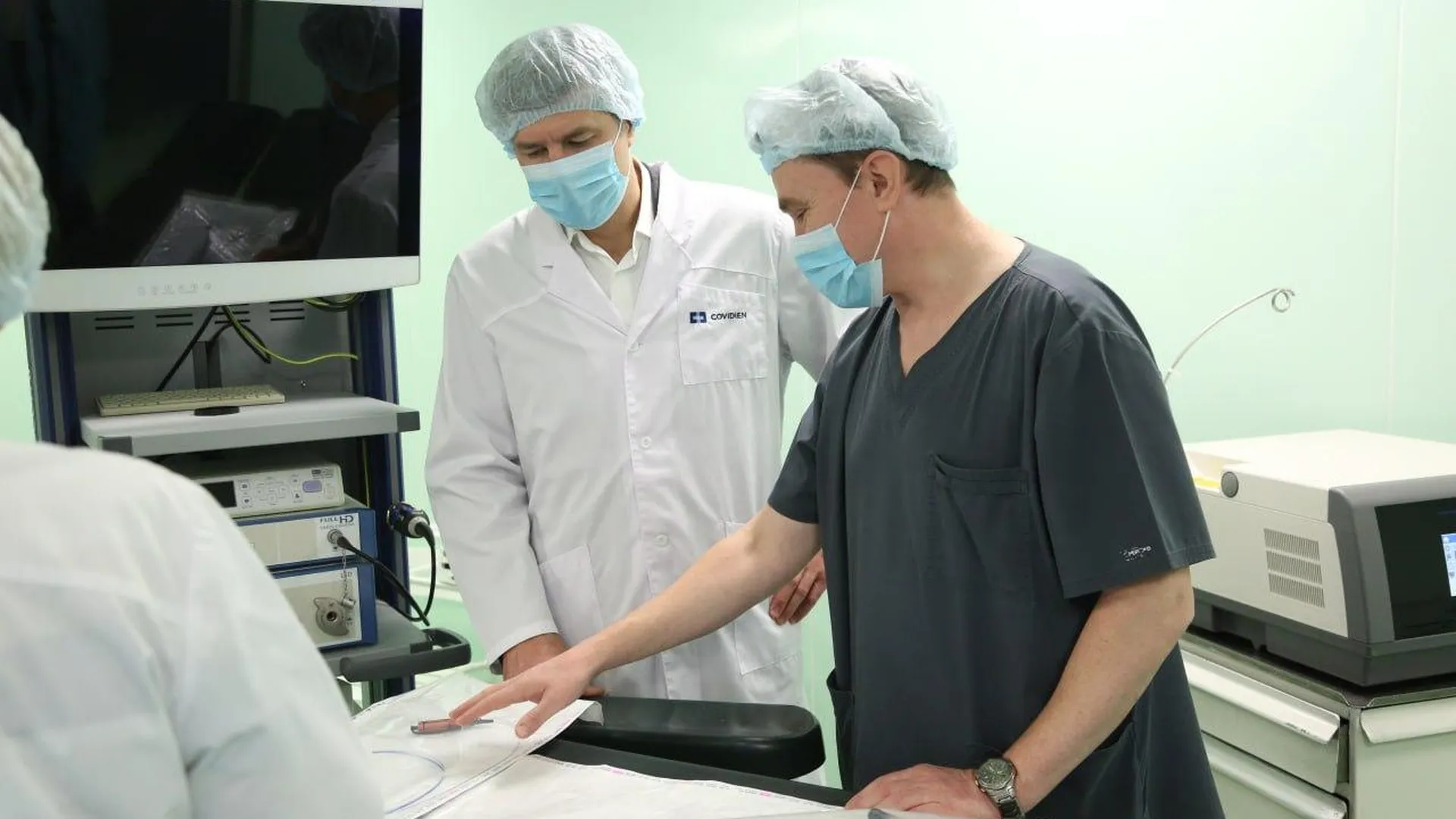 Глава Люберец оценил работу нового оборудования в отделении урологии больницы МОЦОМДа