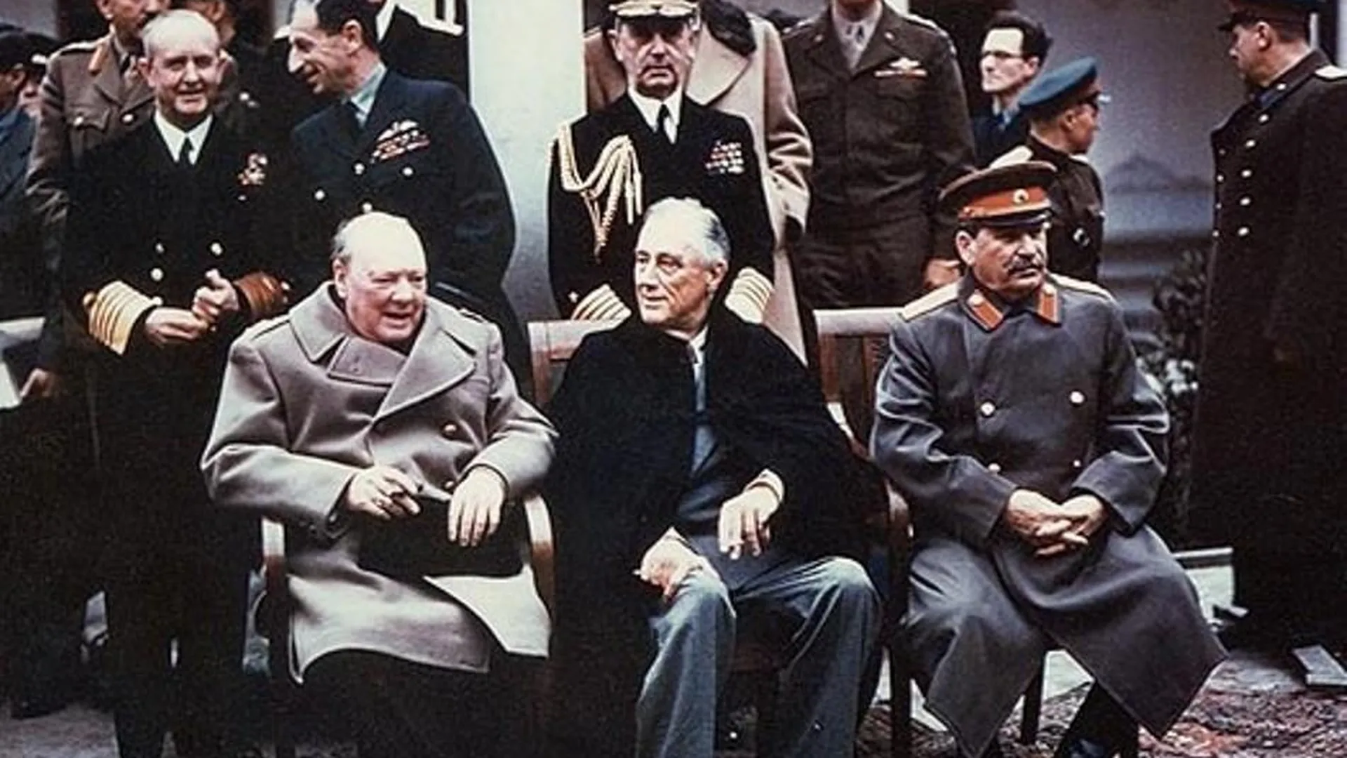 Уинстон Черчилль, Франклин Рузвельт (в центре) и Иосиф Сталин, Ялтинская конференция, 1945 год