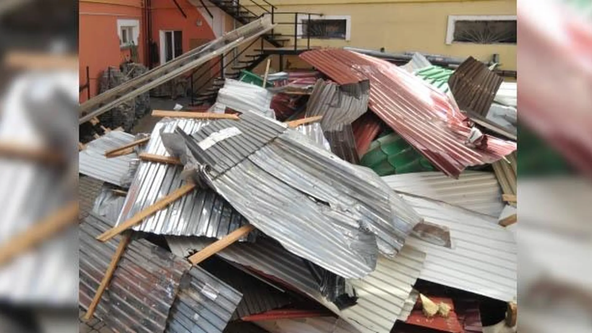 Буря унесла крыши и окна домов в Пушкинском районе