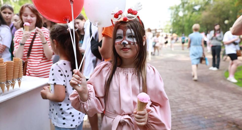 Юных жителей Химок угостили бесплатным мороженым в День защиты детей