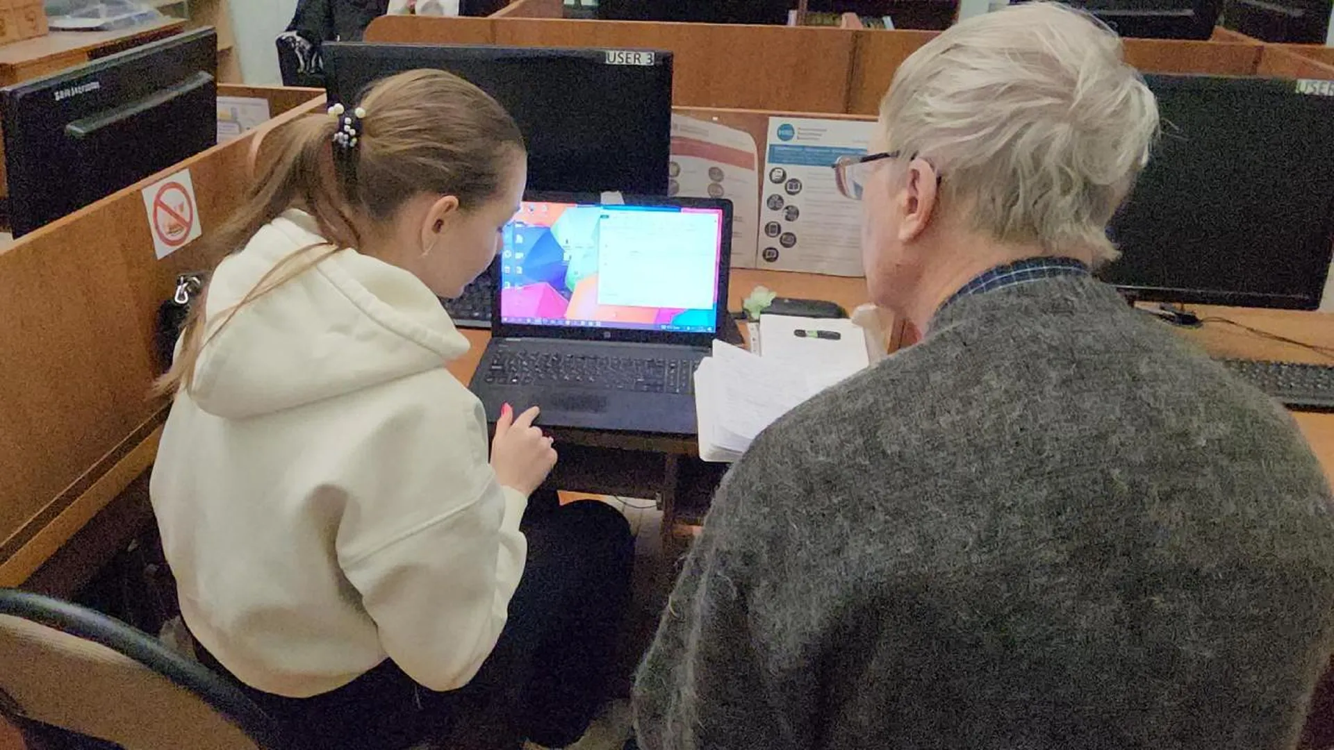 Волонтеры «Молодой гвардии» из Жуковского помогают пожилым людям разобраться в современных гаджетах