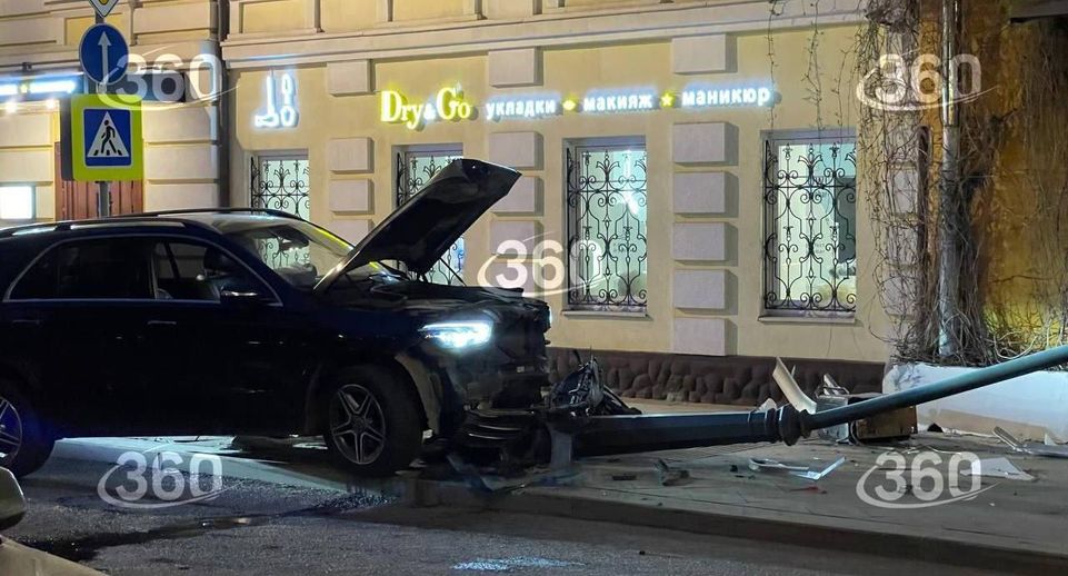 Источник 360.ru: Mercedes-Benz врезался в столб в Ермолаевском переулке в Москве