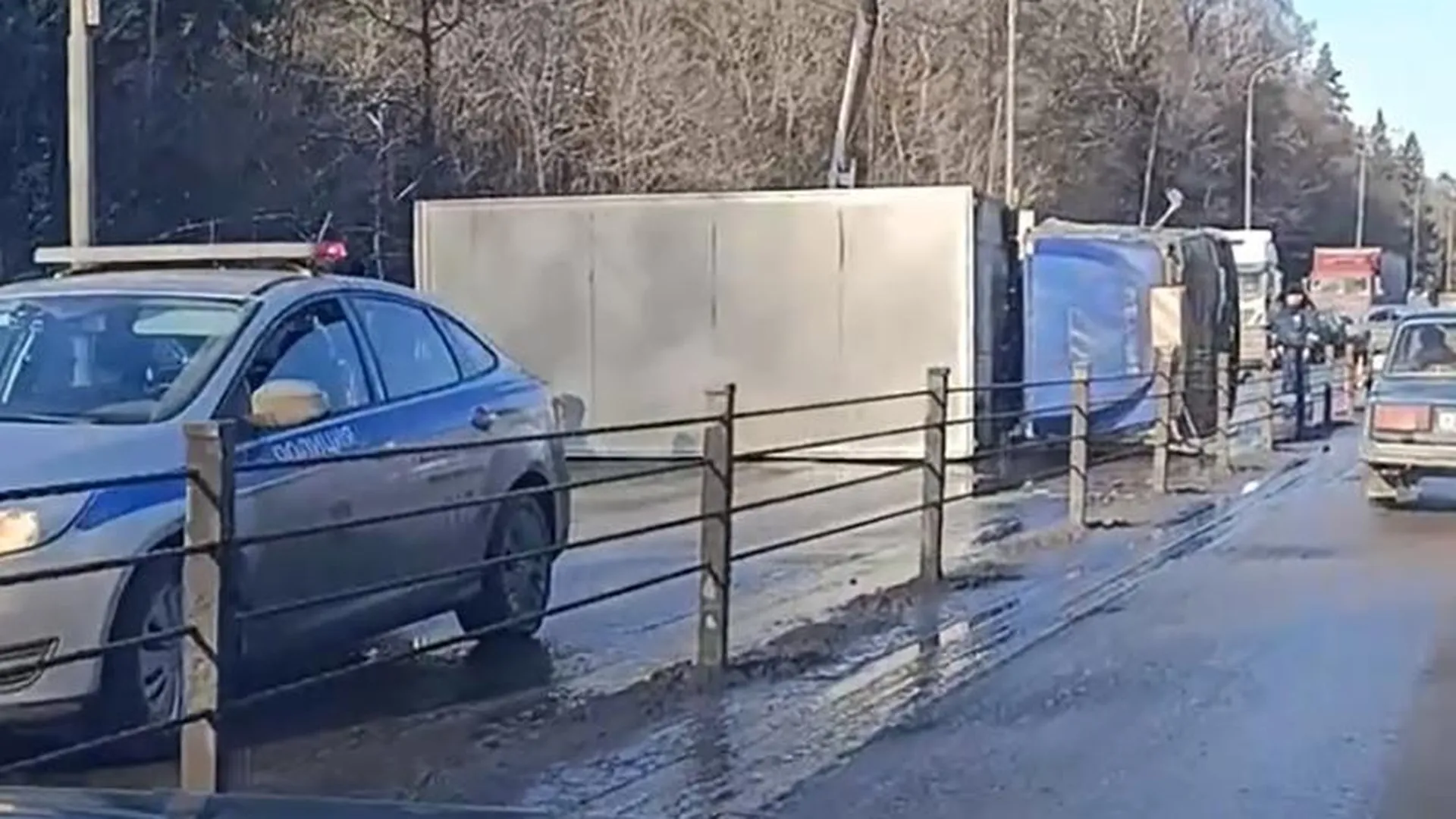 Авария с участием грузовика парализовала движение по Дмитровскому шоссе