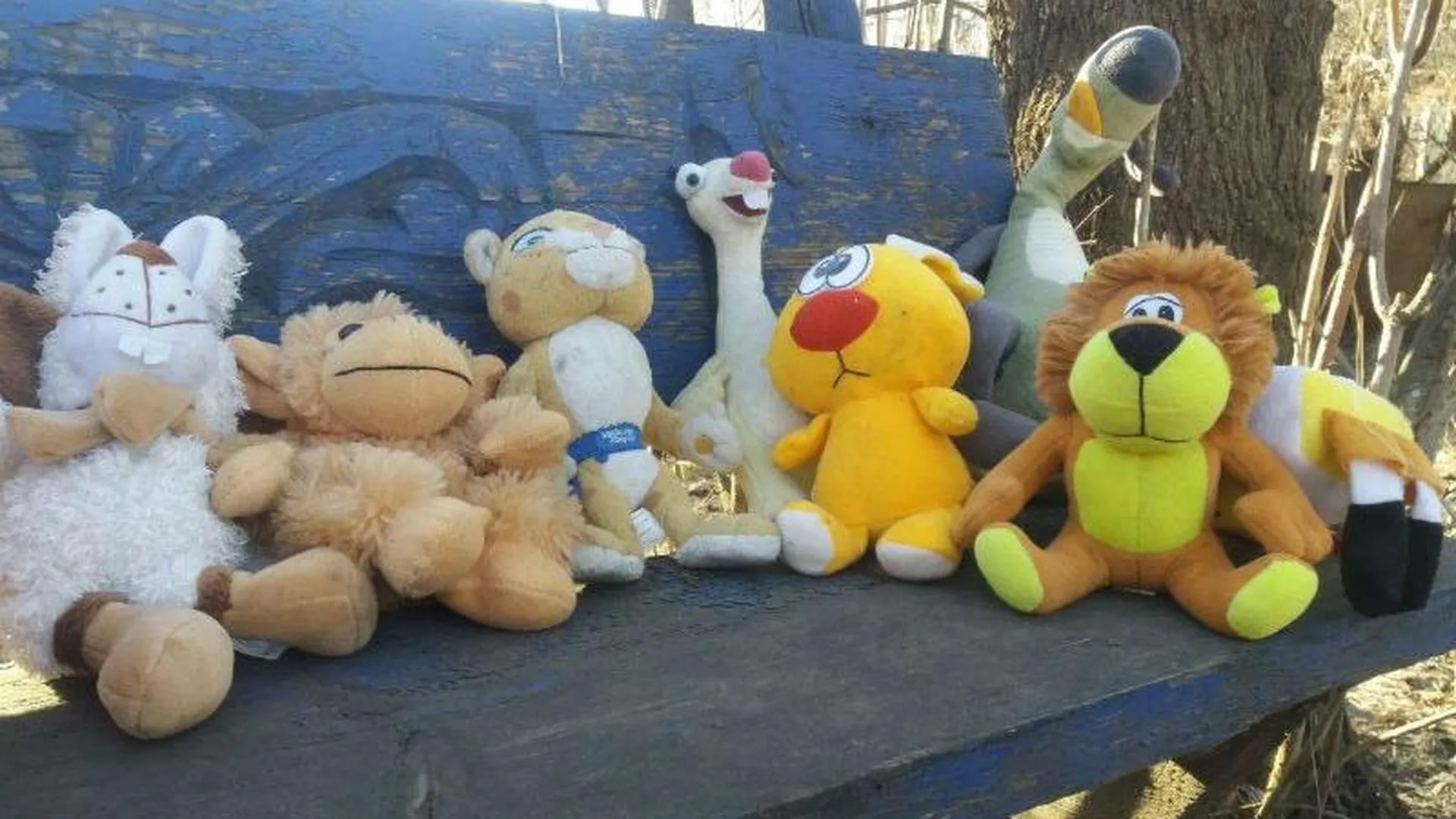 На место разрушенной церкви в Балашихе приносят детские игрушки