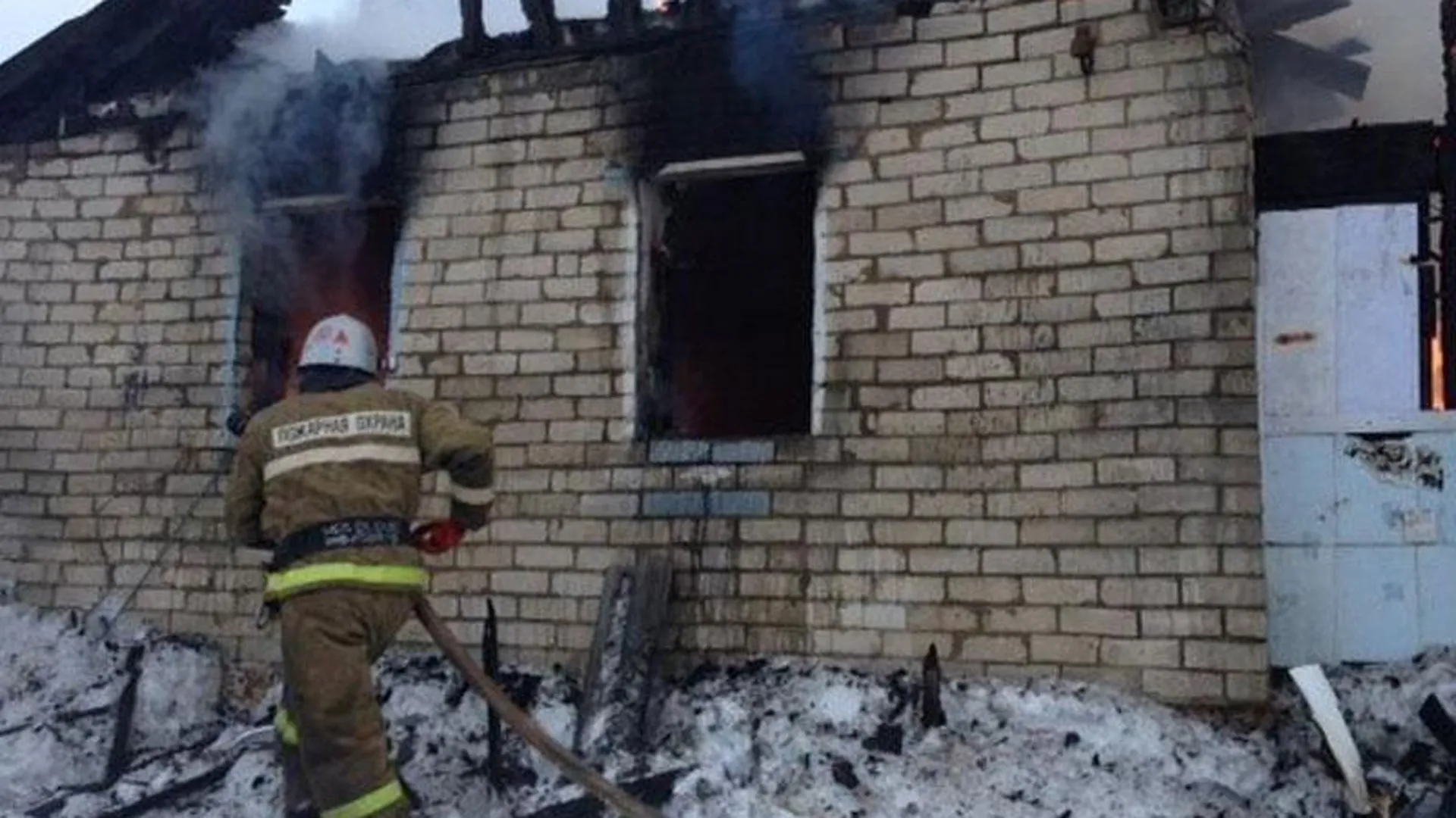 Семье десятилетней девочки, которая спасла родных во время пожара, подарили дом