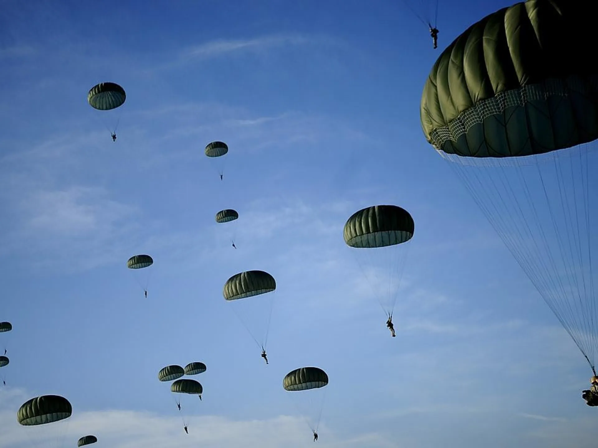 Одиннадцать военных пострадали на учениях НАТО во время прыжков с парашютом