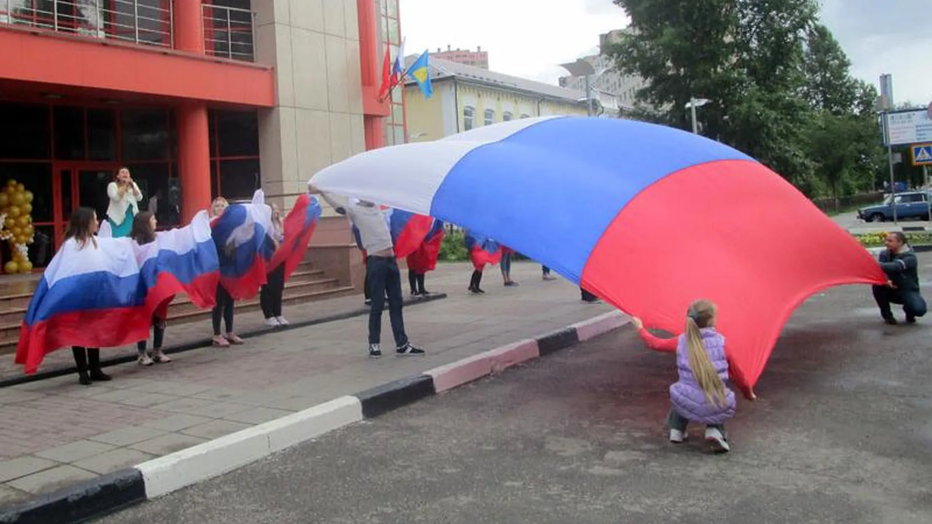 Большой флаг России развернули в Реутове