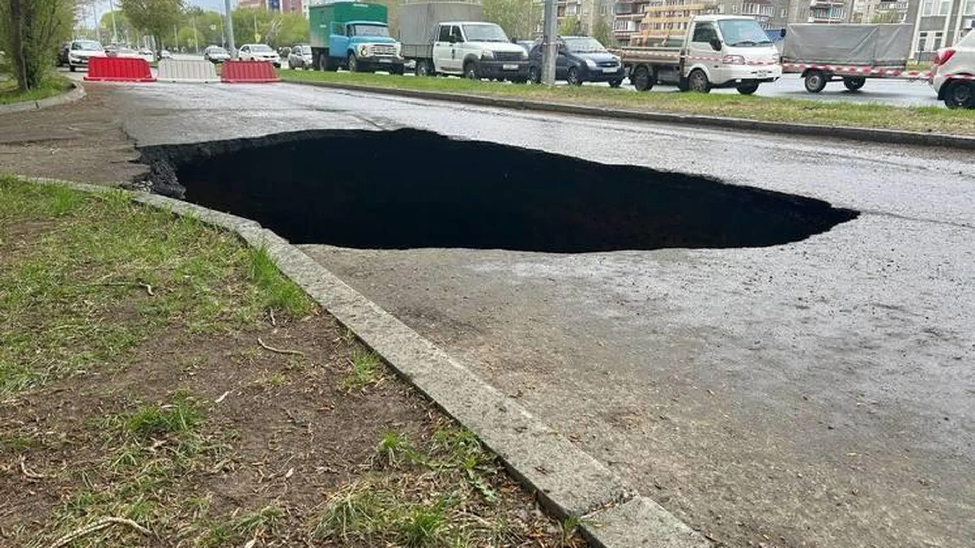 Огромная яма появилась на улице Первой Пятилетки в Челябинске