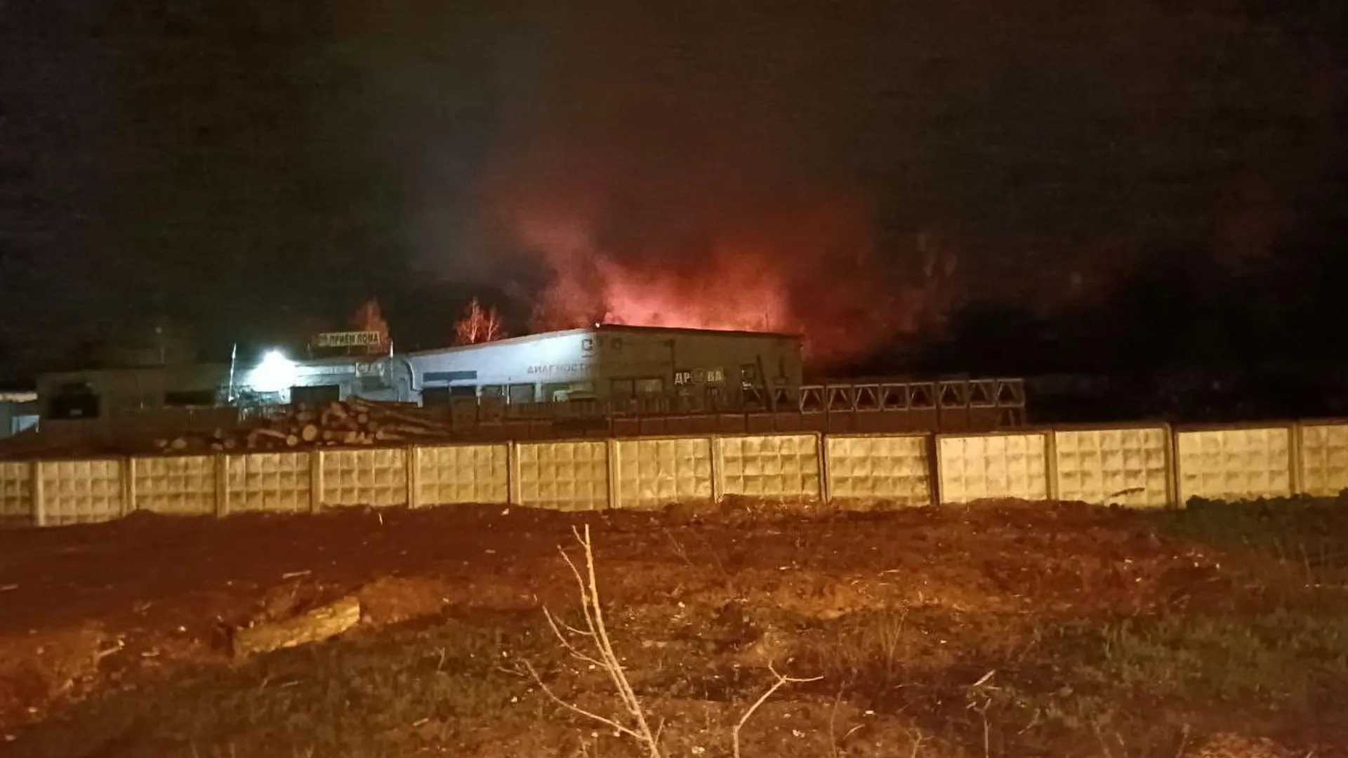 Очевидцы сообщили о пожаре в нежилом здании в Рузе