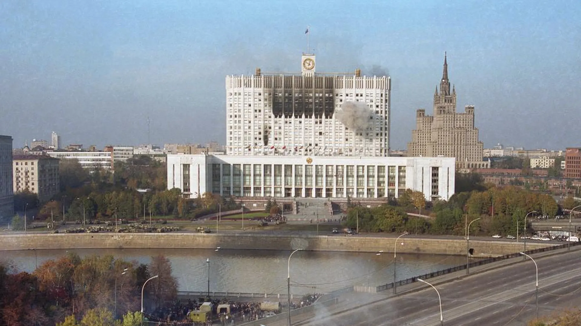 Танки Таманской дивизии стреляют по Дому Советов России, 4 октября 1993 года