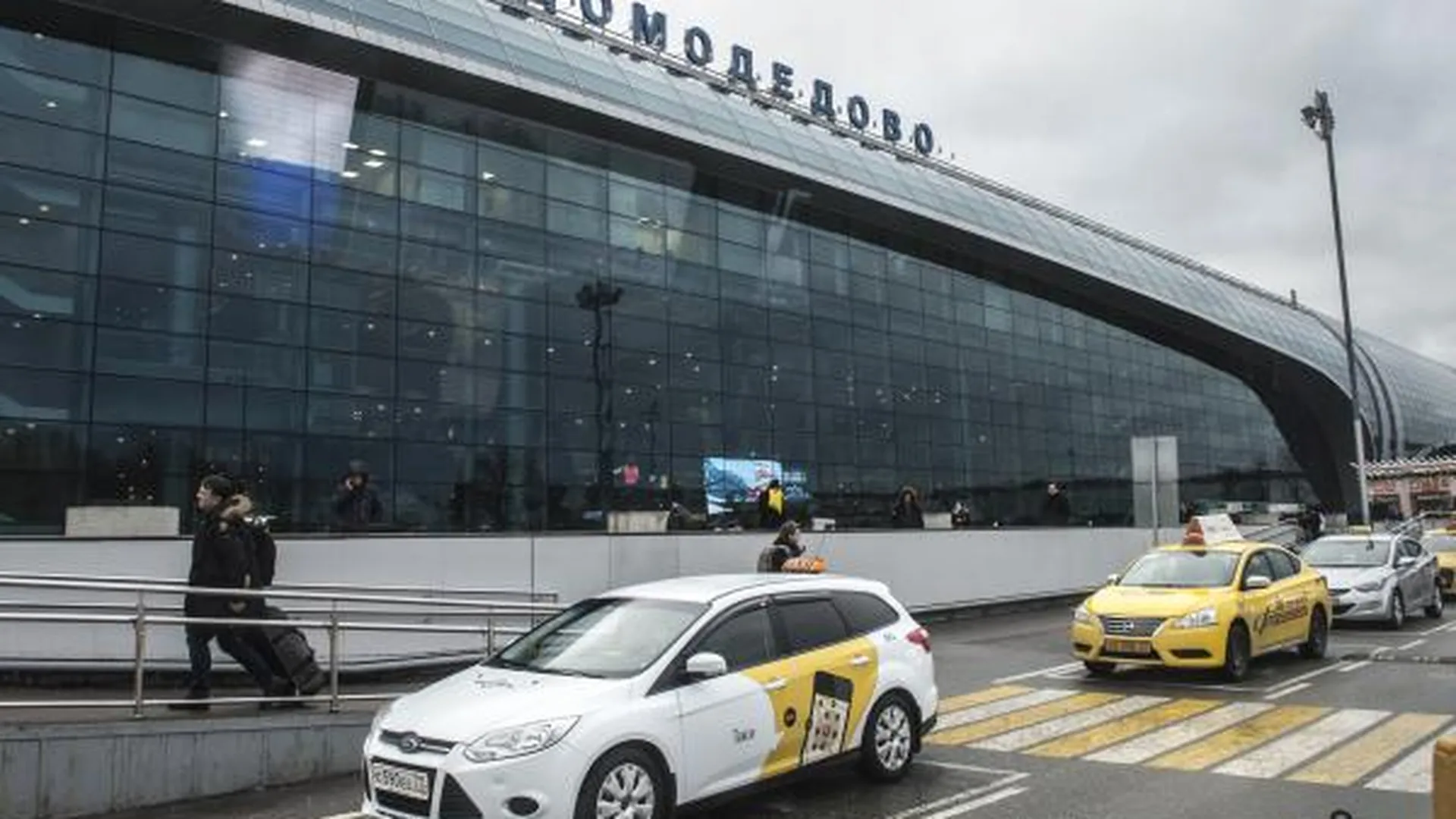 Гигантские очереди скопились в аэропорту Домодедово из-за усиленного контроля - СМИ