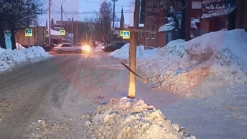 «Могила» из снега с деревянным крестом на дороге удивила жителей Серпухова
