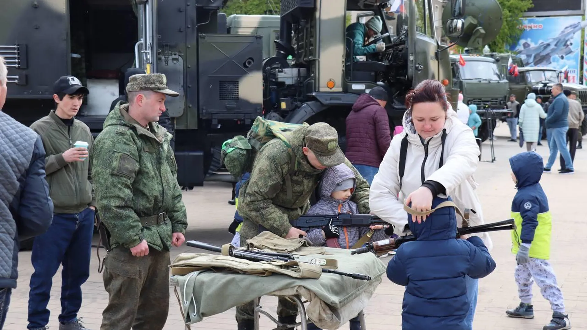 Жителям Ступина показали военную технику в День Победы