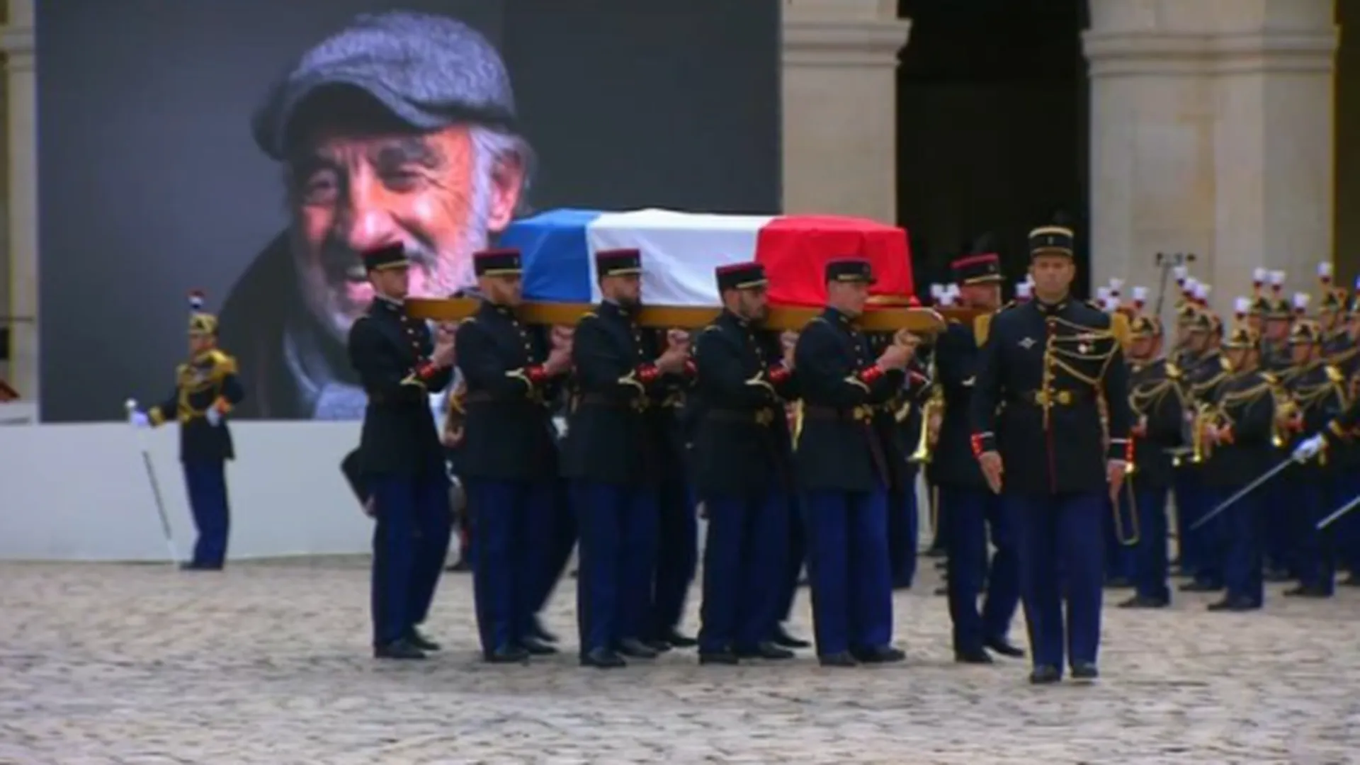 Французы сказали последнее «прощай» Жан-Полю Бельмондо. Не обошлось без скандалов