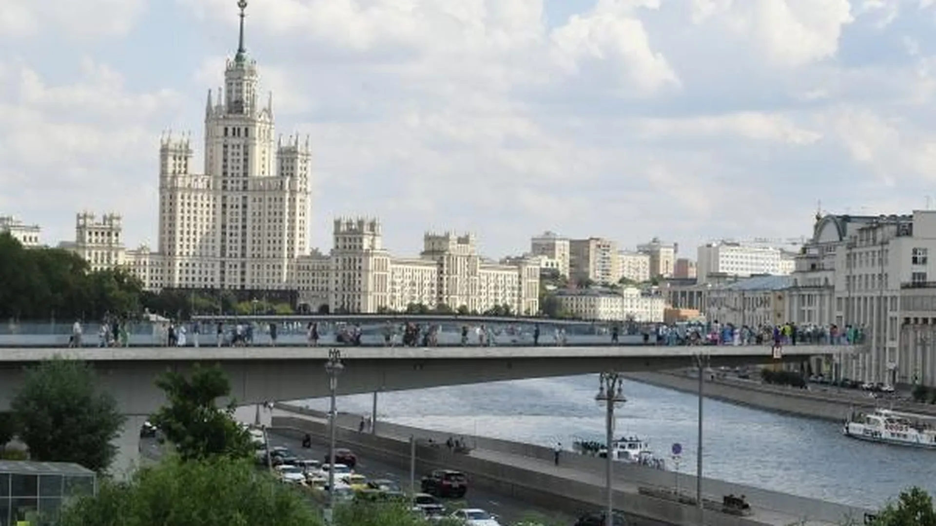 Отдыхающие на Парящем мосту в парке «Зарядье» в Москве