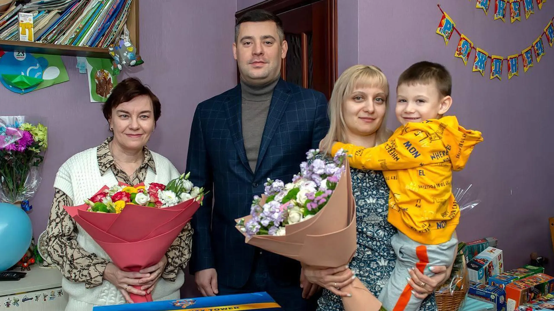 И.о. главы Подольска поздравил сына российского военного с днем рождения