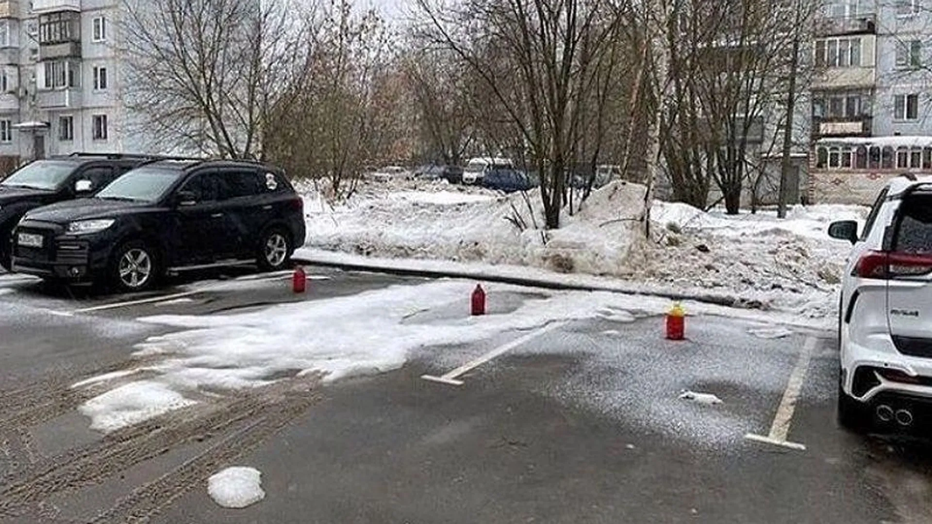 Автовладельцы в Солнечногорске заняли бутылками три парковочных места