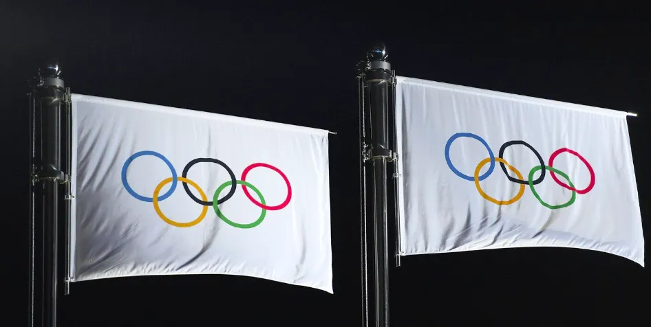 Нейтральные (олимпийские) флаги призеров одиночного катания в соревнованиях по фигурному катанию на XXIII зимних Олимпийских играх на церемонии награждения