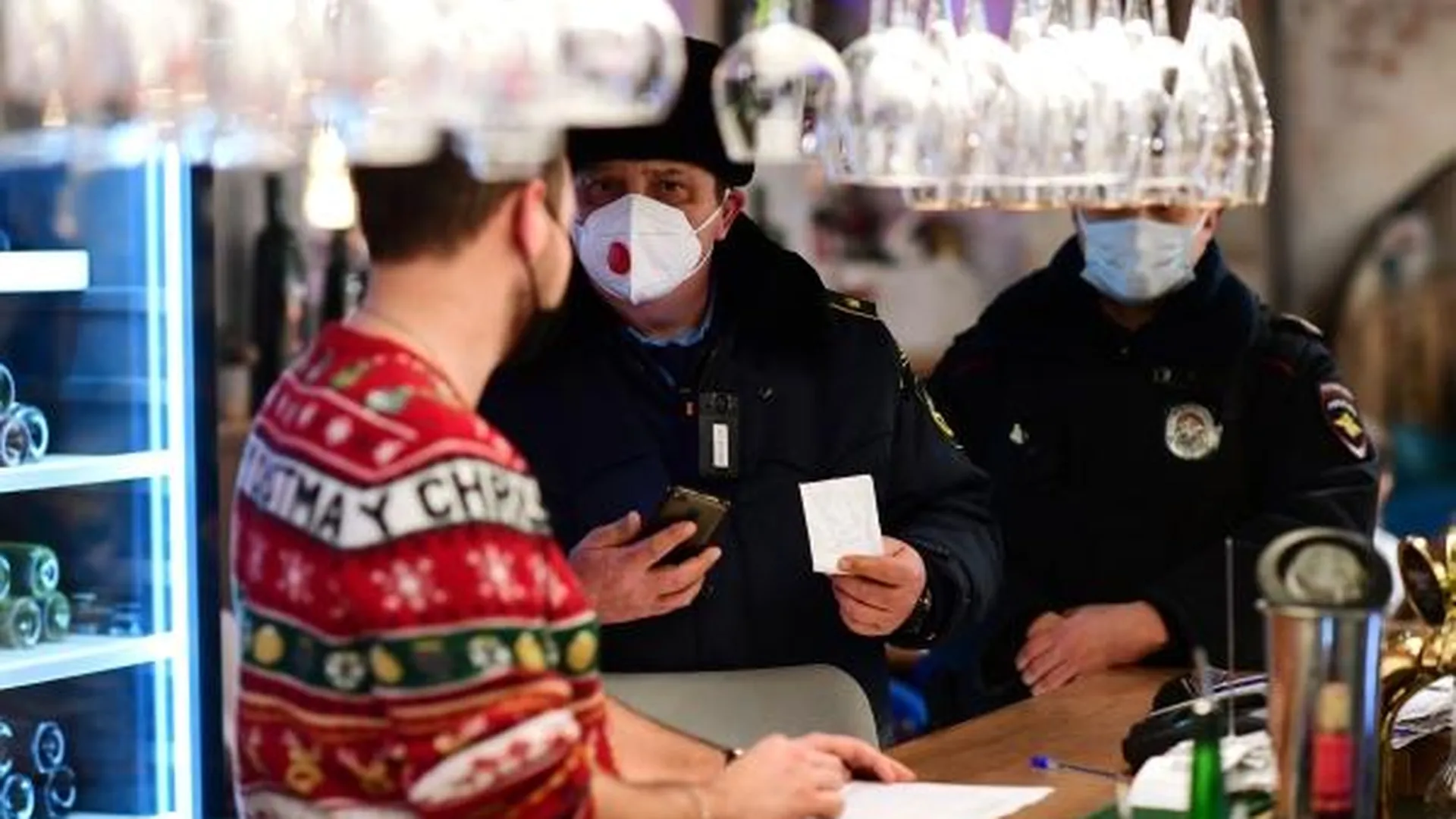 Сотрудники правоохранительных органов во время рейда на предмет выполнения санитарно-эпидемиологических требований в одном из заведений общепита в Москве