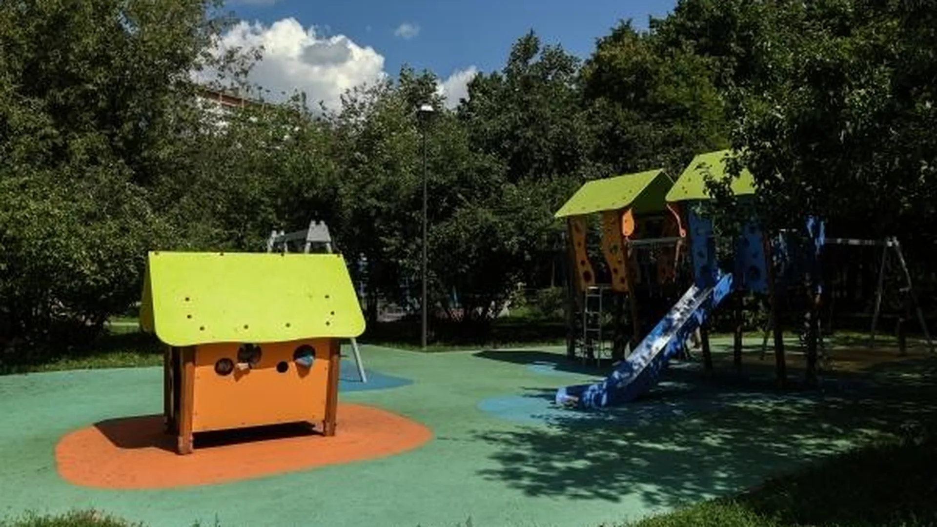 Первые две детские площадки из семи запланированных на 2018 год открыли в Одинцове