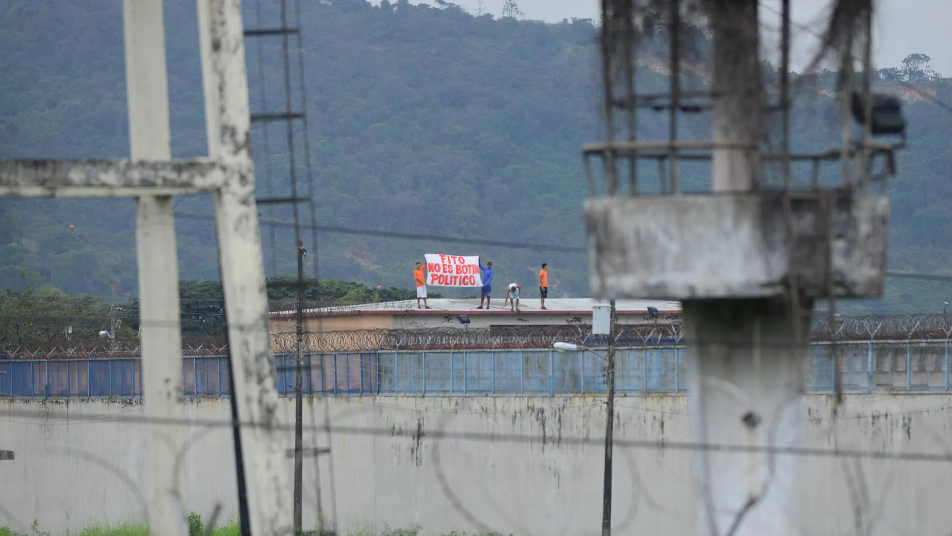 Заключенные эквадорцы протестуют и требуют перевести Фито обратно в тюрьму строгого режима, вместо обычного. Надпись на плакате: «Фито — не политическая добыча». Август 2023 год. Фото: Alejandro Baque