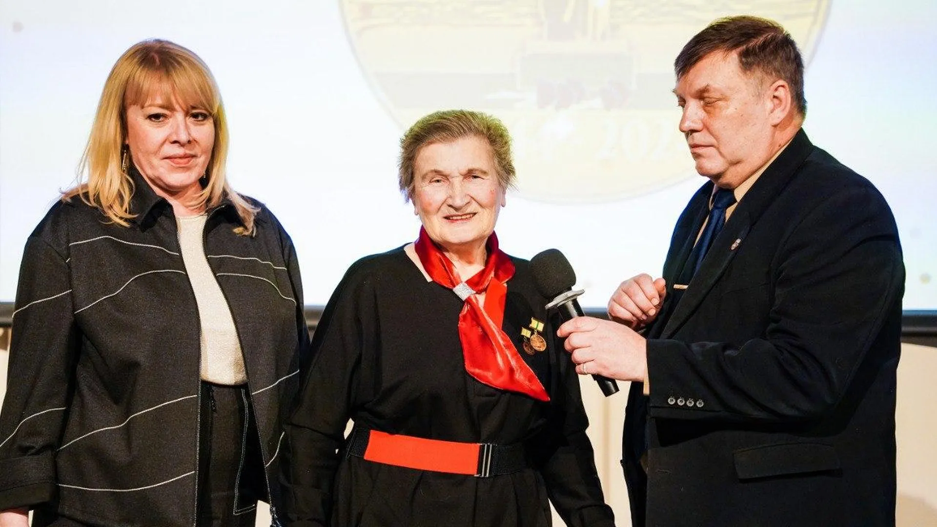 В Шатуре к 80-летию снятия блокады Ленинграда его бывшим жителям вручили памятные медали