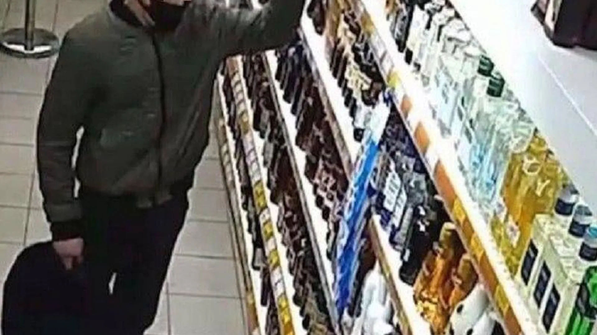 Алковора, укравшего бутылку и распившего ее возле магазина, поймали в Серпухове