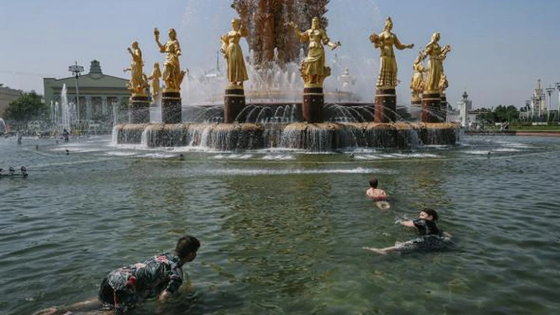 Оранжевый уровень погодной опасности объявили в Москве на четверг