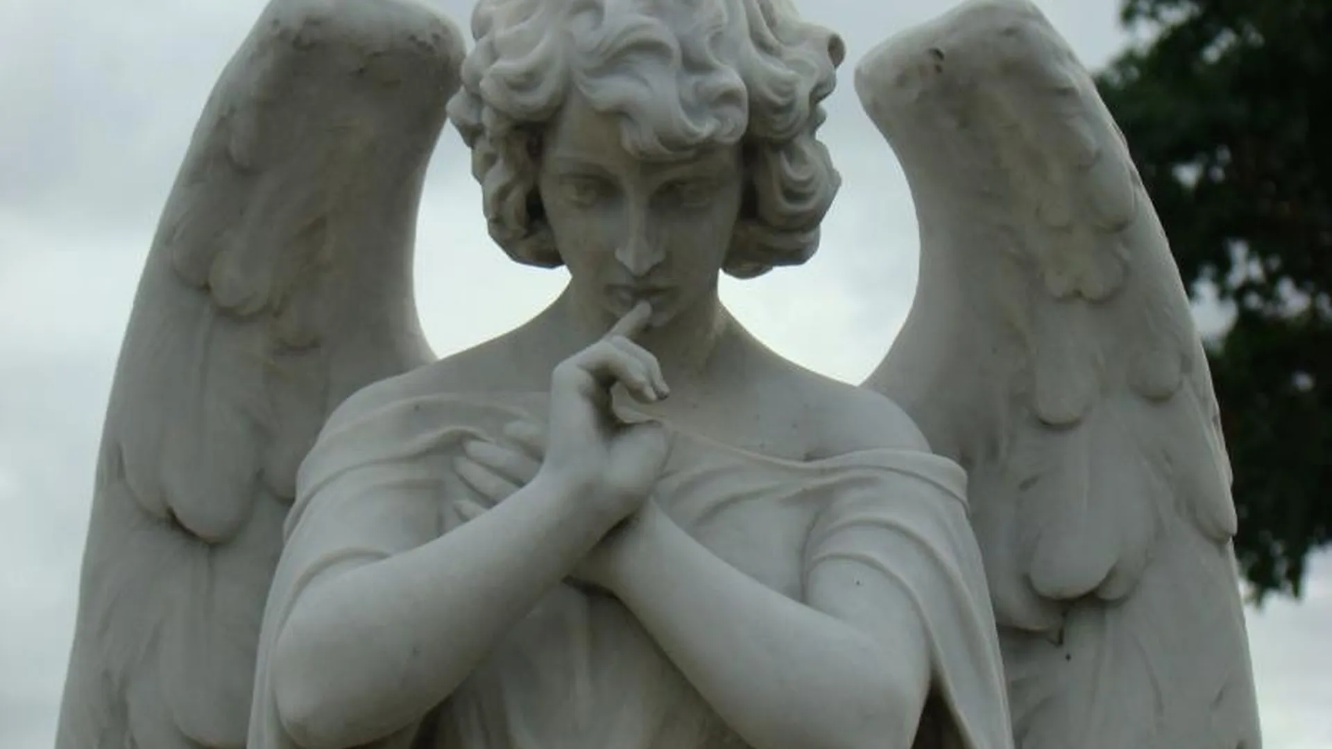Ангелы в Сети: кто и зачем создает страницы умерших людей в интернете