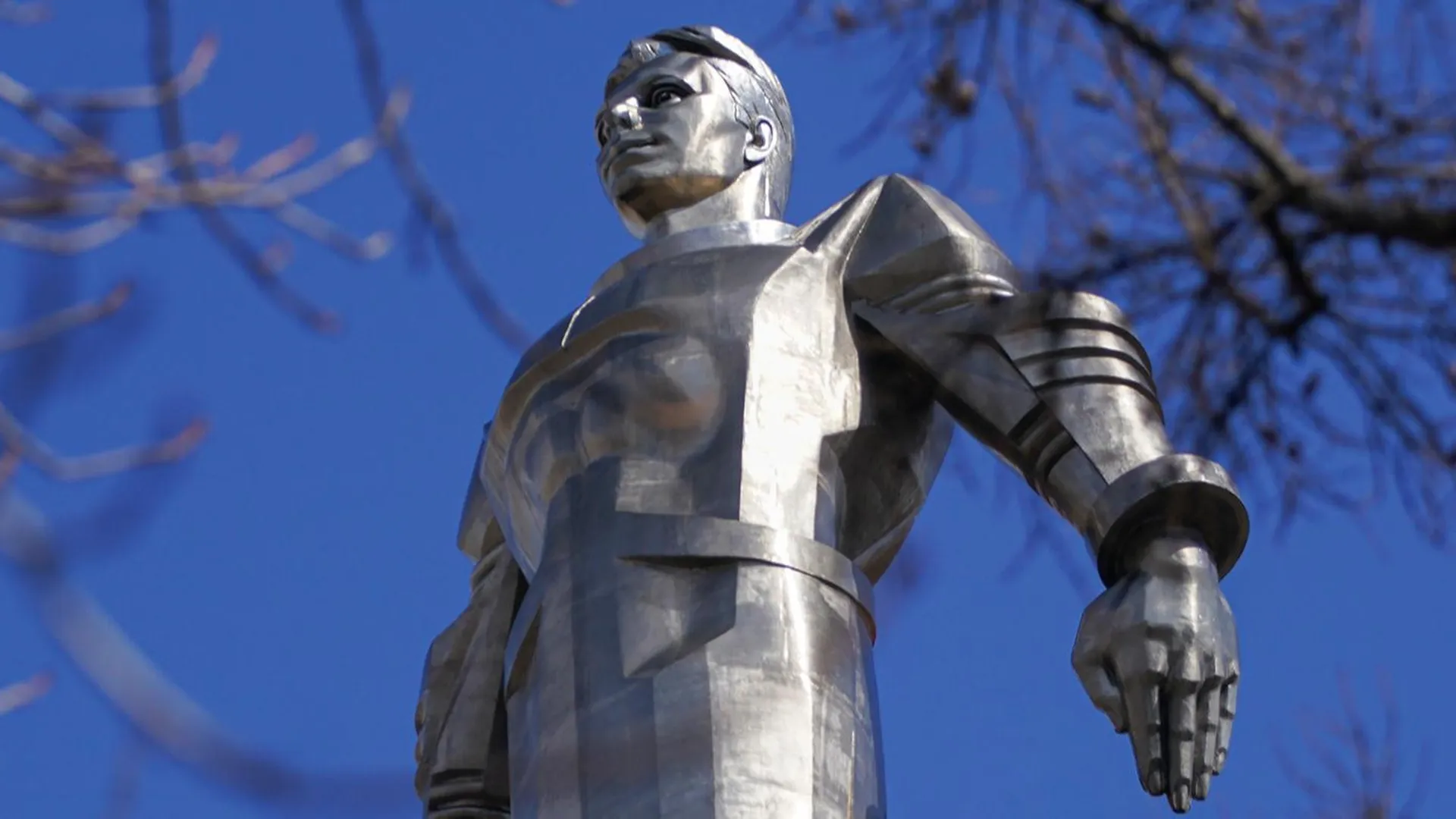 Памятник Юрию Гагарину на Ленинском проспекте в Москве начали реставрировать