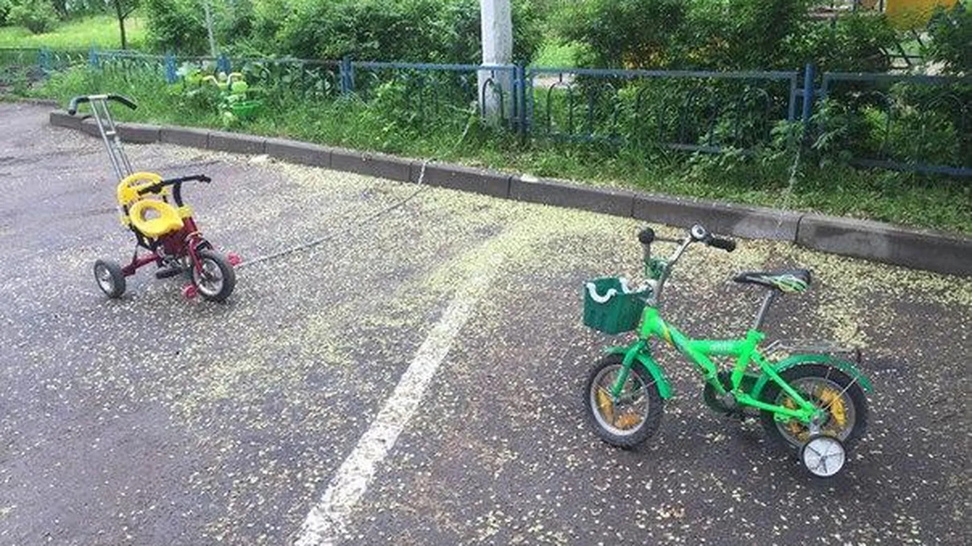 Жители Красногорска цепями приковали велосипеды к автомобильным парковкам