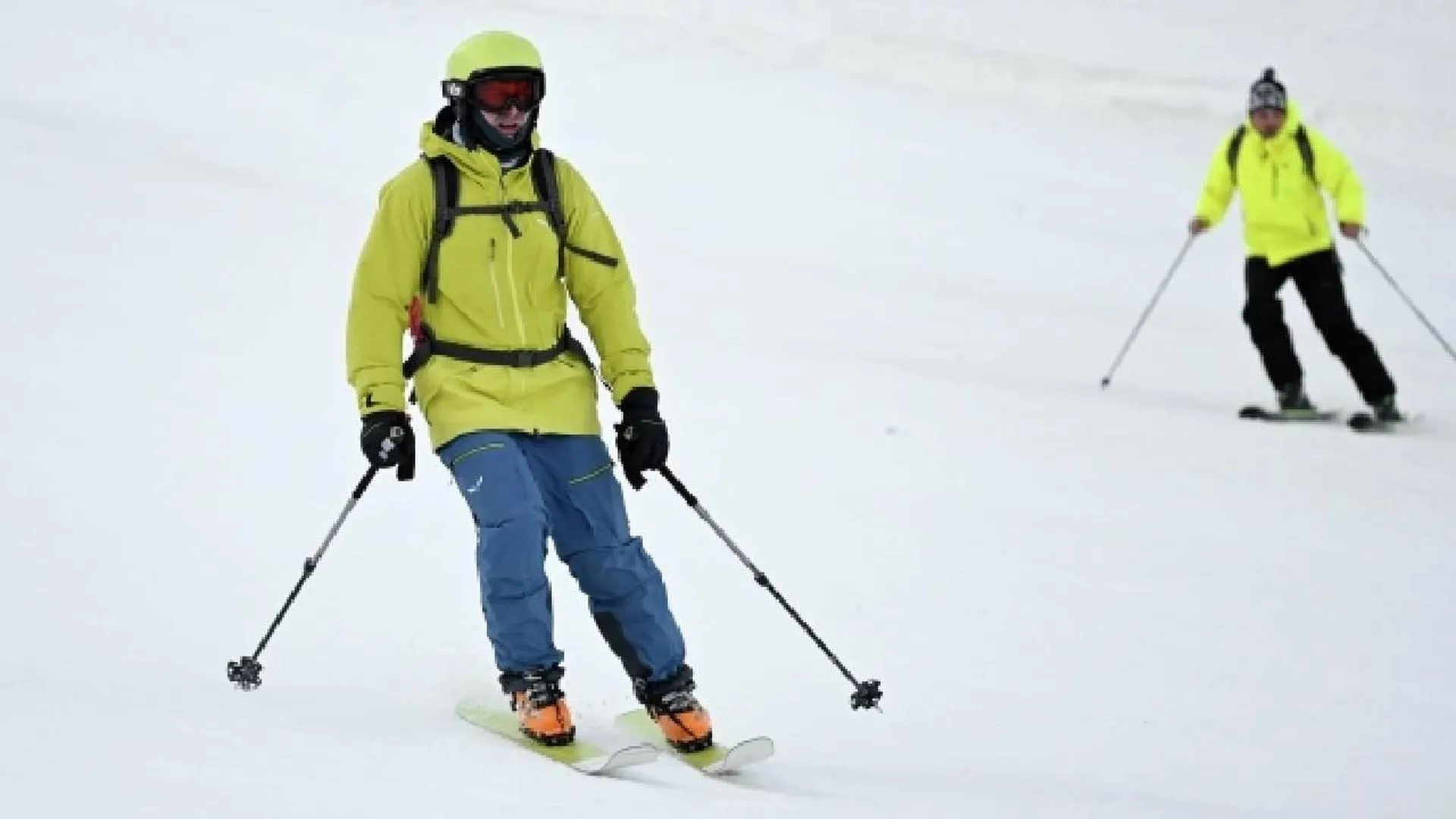 «Устали от плохих дорог»: Житель Петрозаводска передвигается по городу на лыжах