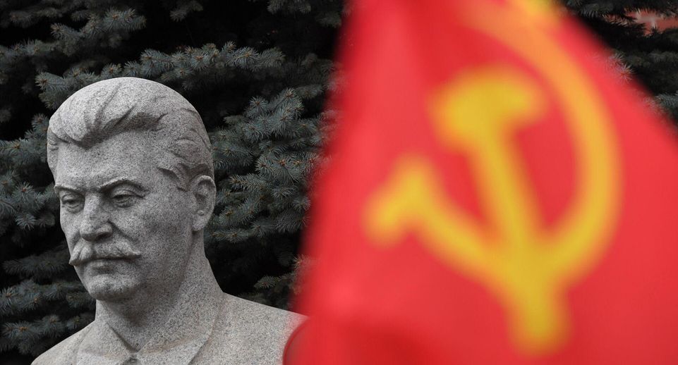Неизвестный мужчина снес кувалдой голову бюсту Сталина в Звенигороде