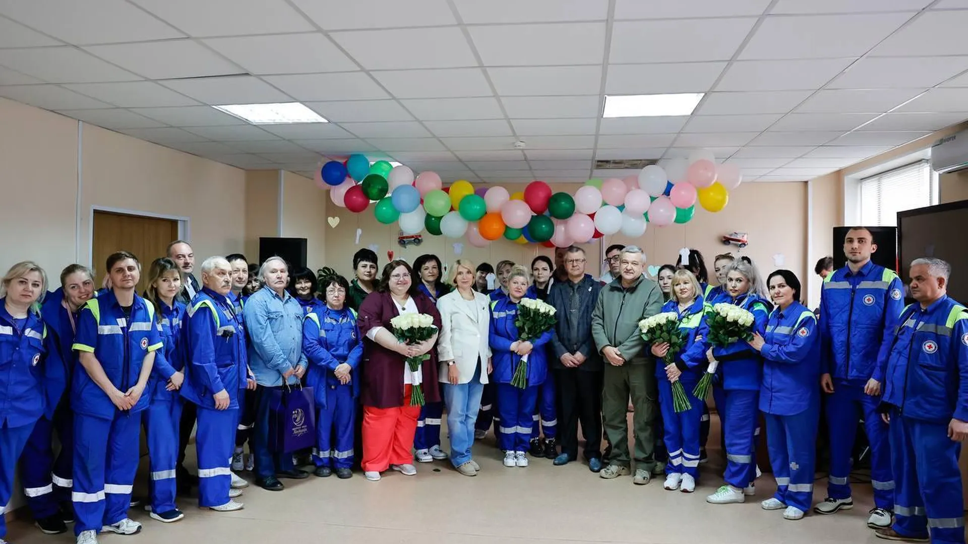 Сотрудников скорой помощи поздравили с праздником в Мытищах