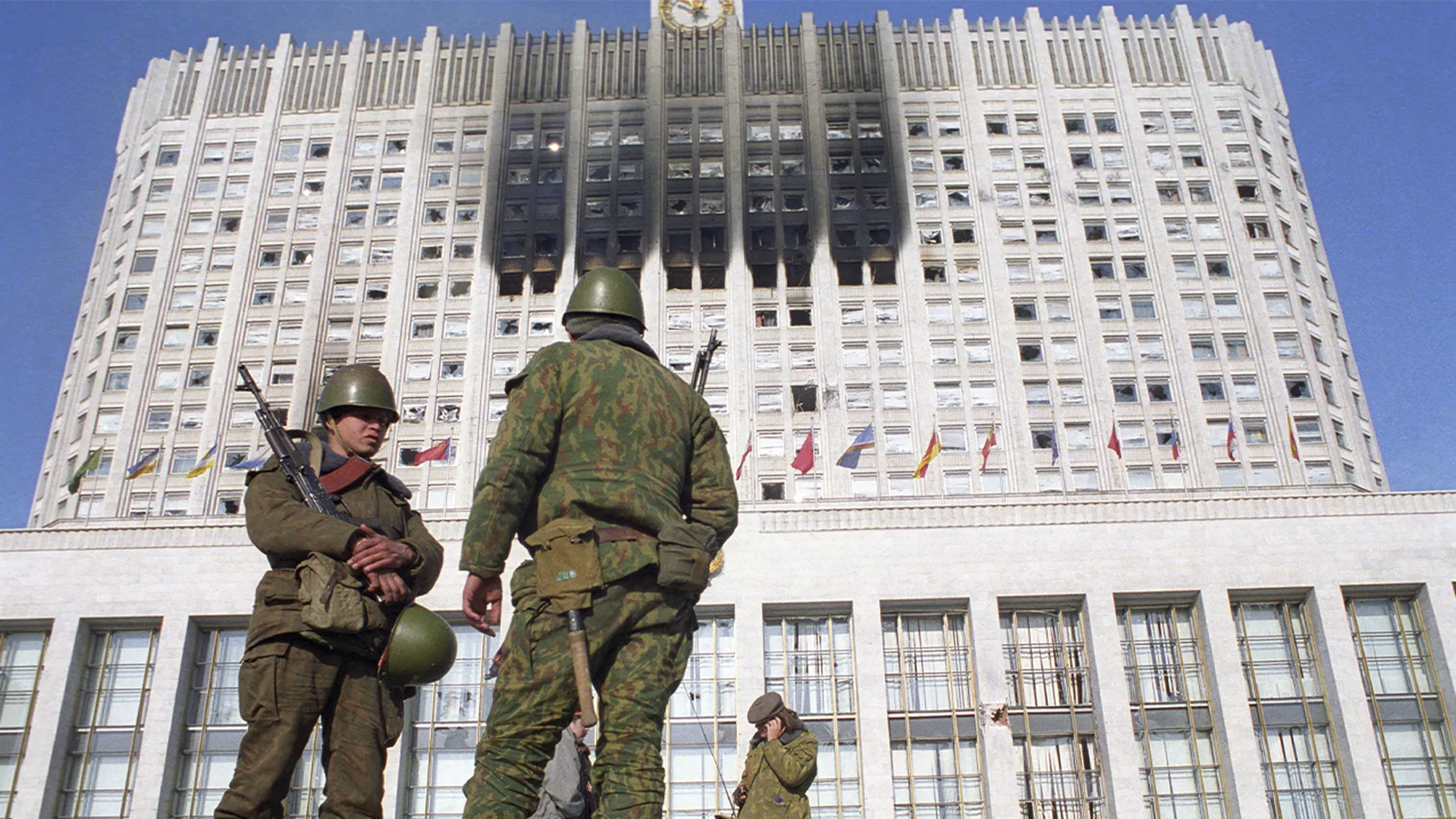 Октябрьский путч 1993 белый дом. Штурм останкино 1993. Штурм останкино 1993. Штурм белого дома видео. Штурм белого дома 1993.