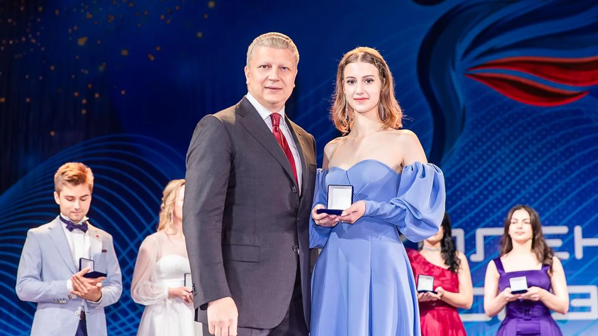 Глава Одинцовского городского округа вручил медали выпускникам
