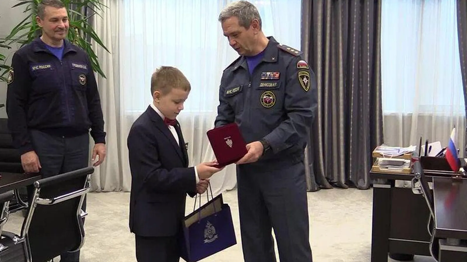 Юный герой из Орехово-Зуево получил медаль МЧС