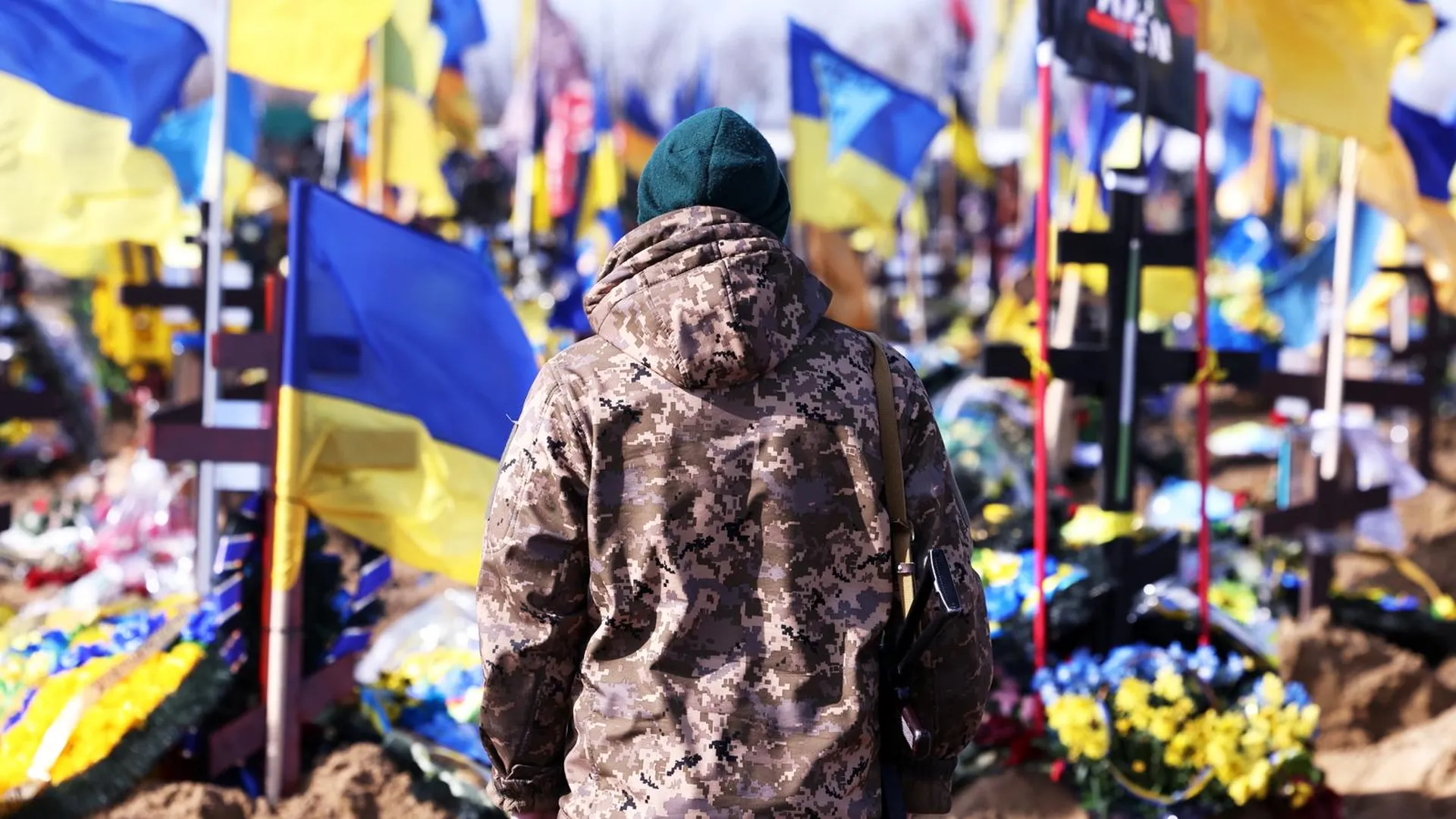 Солдат ВСУ перед могилами погибших украинских военных. Фото: David Young
