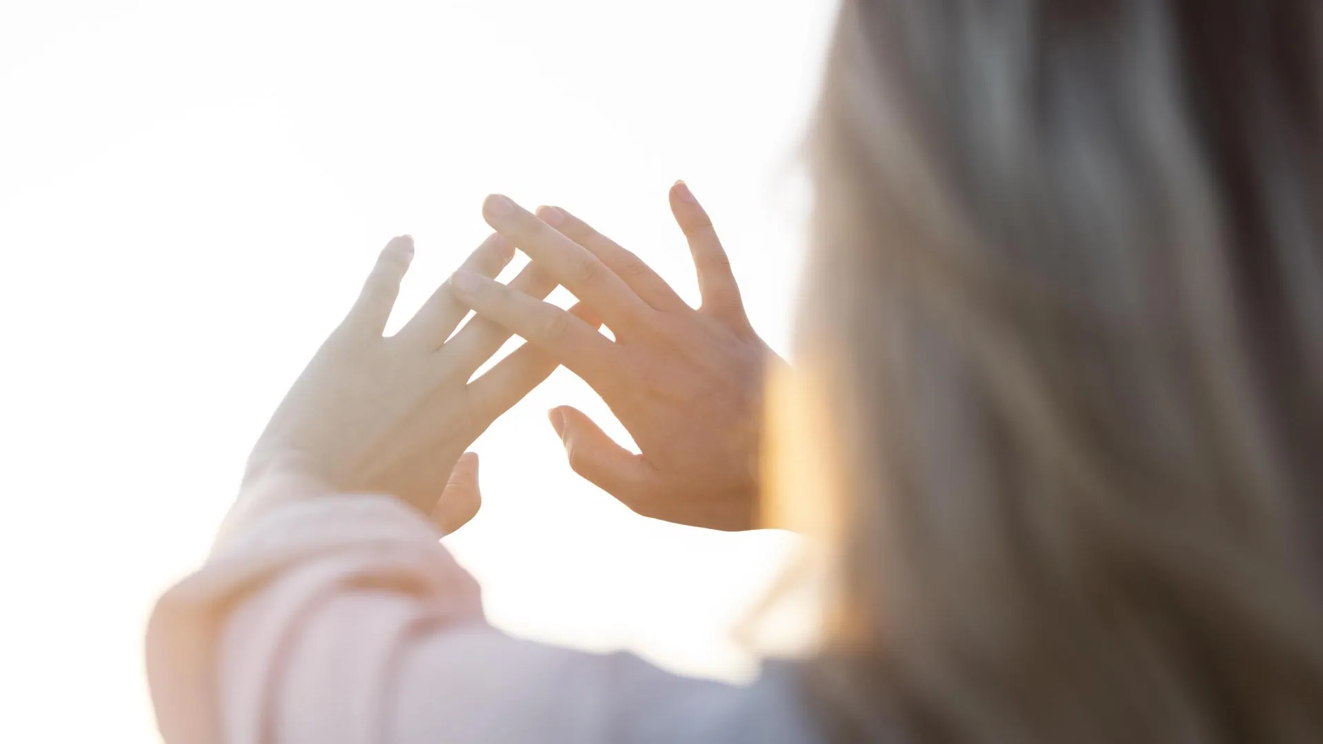 Онемение рук у молодых женщин связали с распространенным аутоиммунным ...