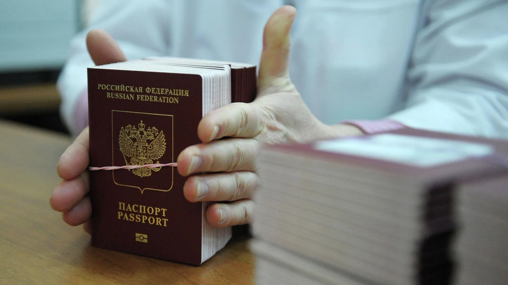 Фейк: россиянам ограничат выдачу и замену документов в консульствах