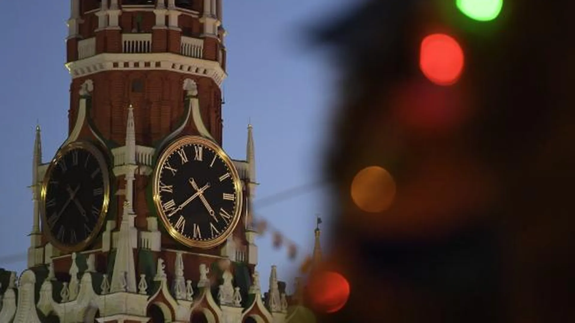 Праздничная иллюминация и Спасская башня Московского Кремля на Красной площади